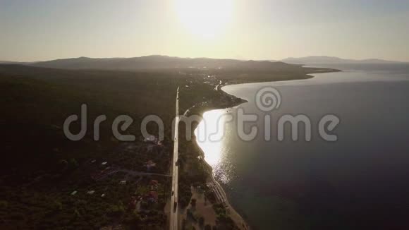 沿着海滨公路飞越海洋和海岸希腊特里科佛海滩视频的预览图
