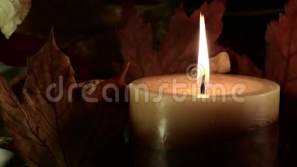 三根蜡烛和南瓜合拢视频的预览图