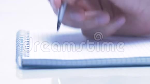 男性手正躺在桌上写商务文件特写镜头视频的预览图