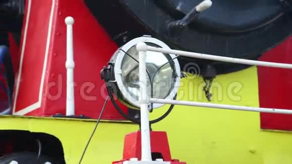 关闭历史复古蒸汽列车前照灯从右到左的慢锅视频的预览图