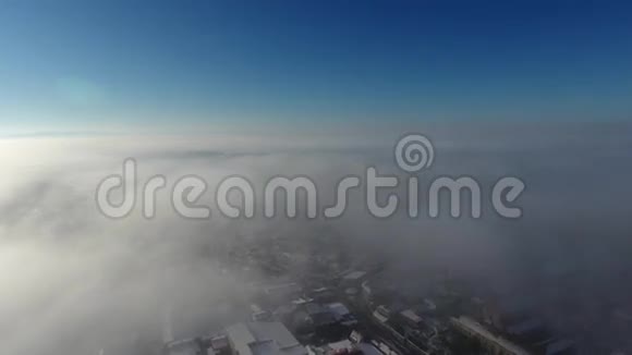 飞越美丽的城市BadAussee覆盖着新鲜的雪奥地利阿尔卑斯山全景旋转相机右视频的预览图