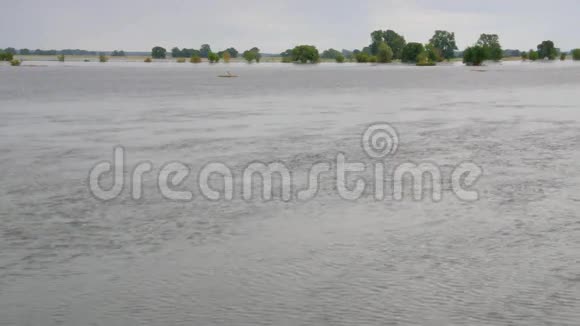 埃贝河洪水视频的预览图