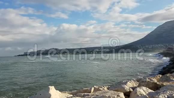 海浪撞击地中海港口的岩石视频的预览图