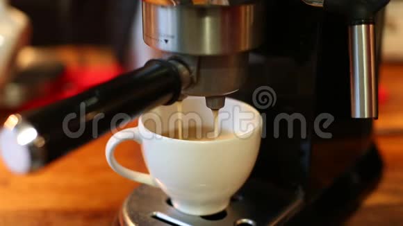 将咖啡壶插入咖啡机中视频的预览图