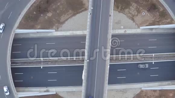 从巨大的高速公路穿过乡村的无人机俯视高速公路灰色沥青上的道路标记视频的预览图