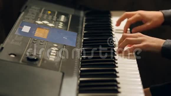 小男孩在电子键盘乐器上玩耍天才小子视频的预览图