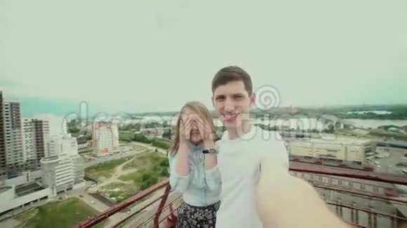 一个家伙把他的女朋友带到屋顶来做个惊喜视频的预览图