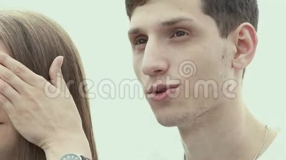 男人在女孩耳边低语温柔恋爱中的情侣视频的预览图
