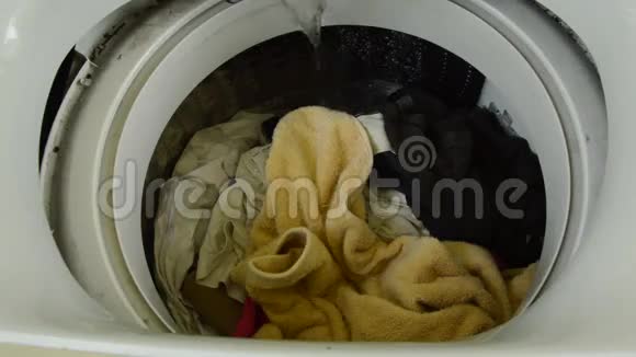 洗衣机滚筒中的水流视频的预览图