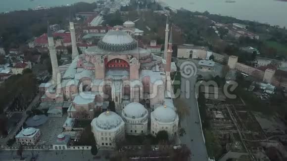 鸟瞰土耳其伊斯坦布尔Sultanahmet广场圣索菲亚和蓝色清真寺视频的预览图