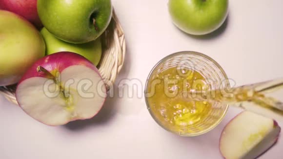 桌子上有苹果上面有慢动作的果汁视频的预览图