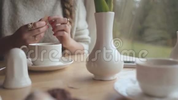 在家喝早咖啡的年轻女人的亲密关系视频的预览图