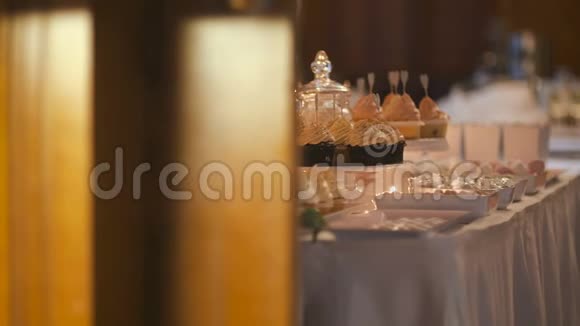 装饰传统蛋糕婚礼蛋糕糖果视频的预览图