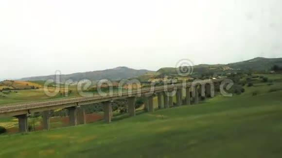 从火车窗口动态观看意大利景观视频的预览图