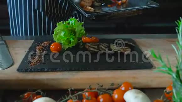 厨师将烤蔬菜放在餐盘上视频的预览图