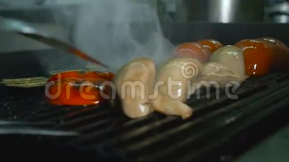厨师手工烧烤新鲜蔬菜视频的预览图