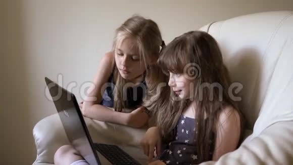 两个可爱的女孩在社交网络上被改写了笑视频的预览图