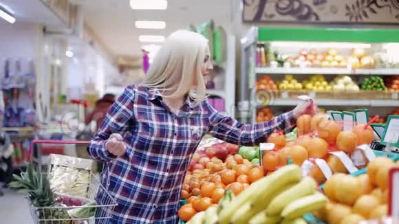 女人在超市里选择水果视频的预览图