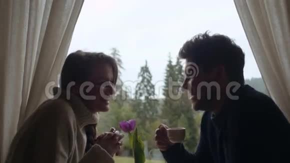 年轻夫妇在吃浪漫晚餐时接吻视频的预览图