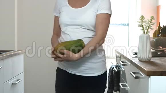 孕妇和木瓜的躯干视频的预览图
