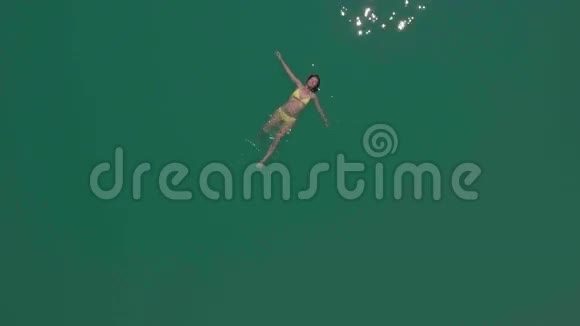 空中无人机飞过一个在山湖游泳的女人视频的预览图