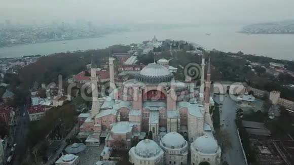 鸟瞰土耳其伊斯坦布尔Sultanahmet广场圣索菲亚和蓝色清真寺视频的预览图