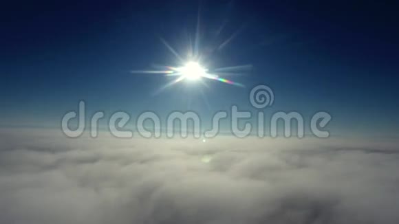 飞越云飞越雾飞越雾飞越积云没有太阳和镜头耀斑视频的预览图
