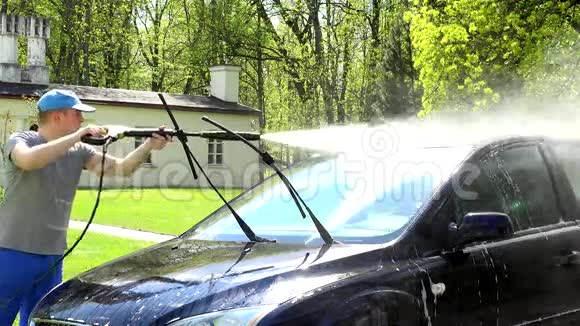 工人用高压喷水工具冲洗汽车视频的预览图