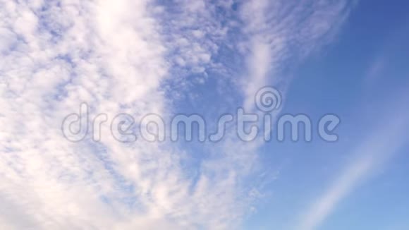 蓝天有一个美丽的白云团有一个复制的空间视频的预览图