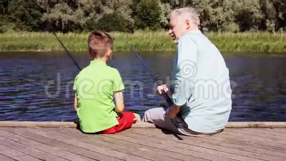 祖父和孙子在河泊20钓鱼视频的预览图