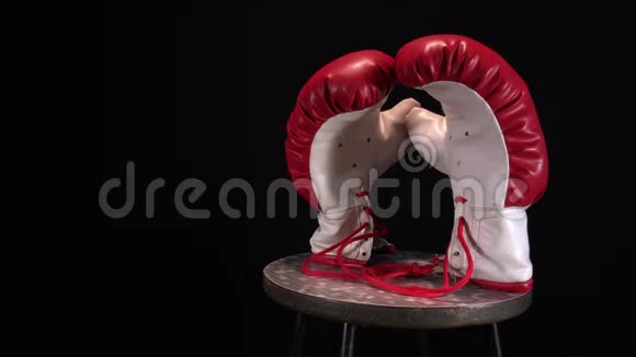 红色拳击手套在圆凳上旋转视频的预览图