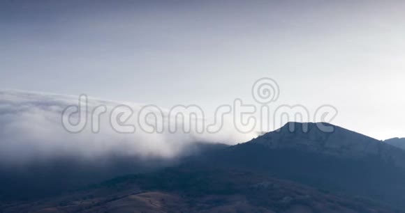 云瀑来自山峰视频的预览图