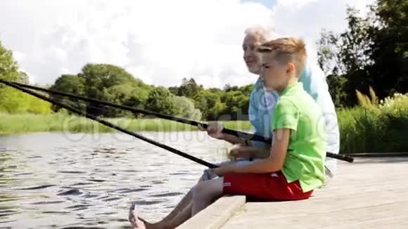 祖父和孙子在河泊里钓鱼视频的预览图