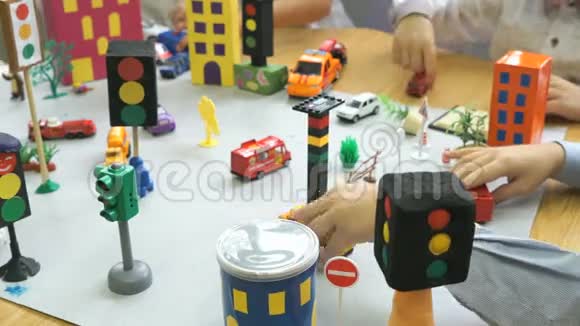 孩子们手里拿着玩具汽车特写视频的预览图