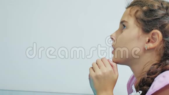 可爱的小女孩在家祈祷小女孩在睡前祈祷晚上的生活方式小女孩视频的预览图