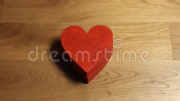 优雅的女性手从堆叠中取出四个红色的心形爱关怀情人节团聚家庭视频的预览图