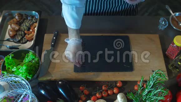厨师把烤蔬菜放在黑板上视频的预览图