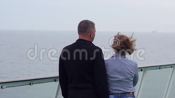 家庭幸福带着妻子在渡船上旅行的男人视频的预览图