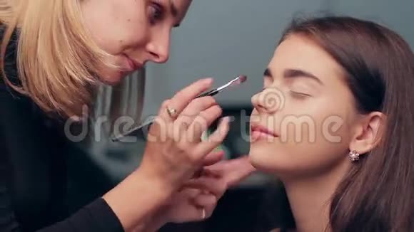 做化妆模特的专家视频的预览图