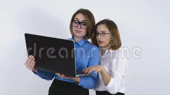 女商人在笔记本电脑上讨论一个项目视频的预览图