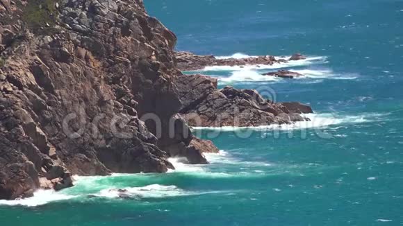 海岸线水和岩石视频的预览图