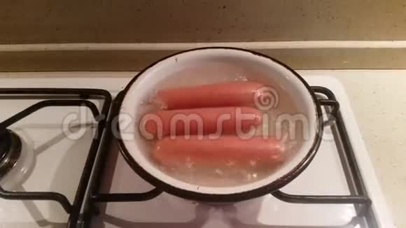 生香肠在沸水中视频的预览图
