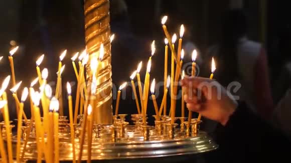 在圣彼得堡教堂点燃蜡烛3840x21604k视频的预览图