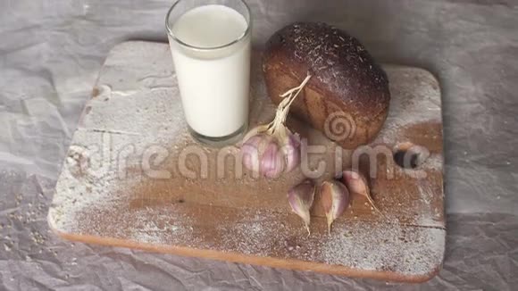 黑色面包牛奶和大蒜杯特写视频的预览图