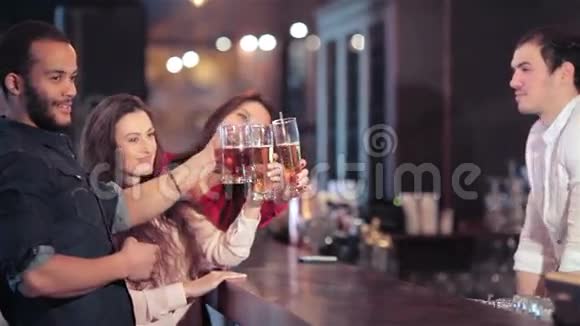 女孩子和酒吧里的男人在一起视频的预览图