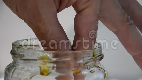 蜂蜜滴在罐子里视频的预览图