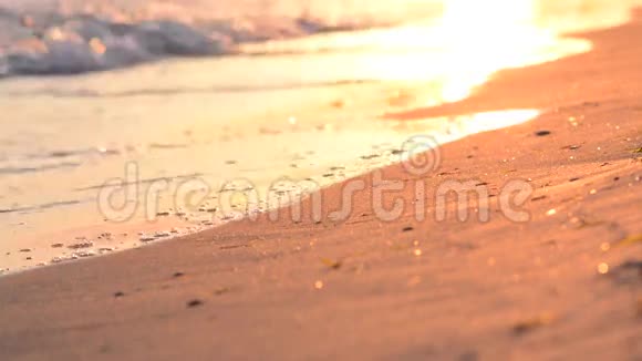 日落时沙滩上的波浪视频的预览图