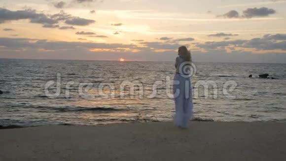 年轻人和美丽的女人享受大海的日落视频的预览图