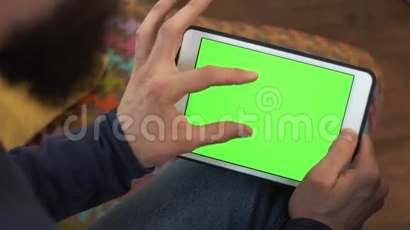 男性使用带有绿色屏幕的平板电脑视频的预览图