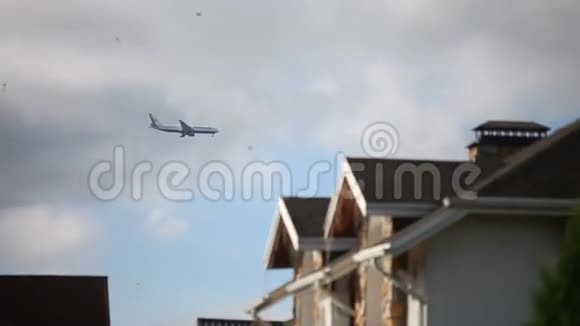 飞机降落在郊区住宅上空视频的预览图
